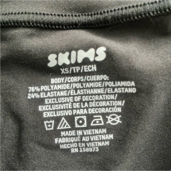 SKIMS Fits Everybody Long Sleeve T-Shirt | Onyx - Picture 3 of 13